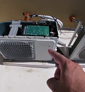 Aire acondicionado con placa exterior dañada