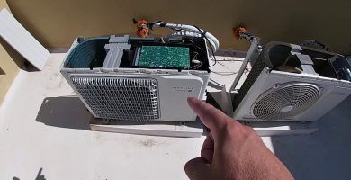 Aire acondicionado con placa exterior dañada