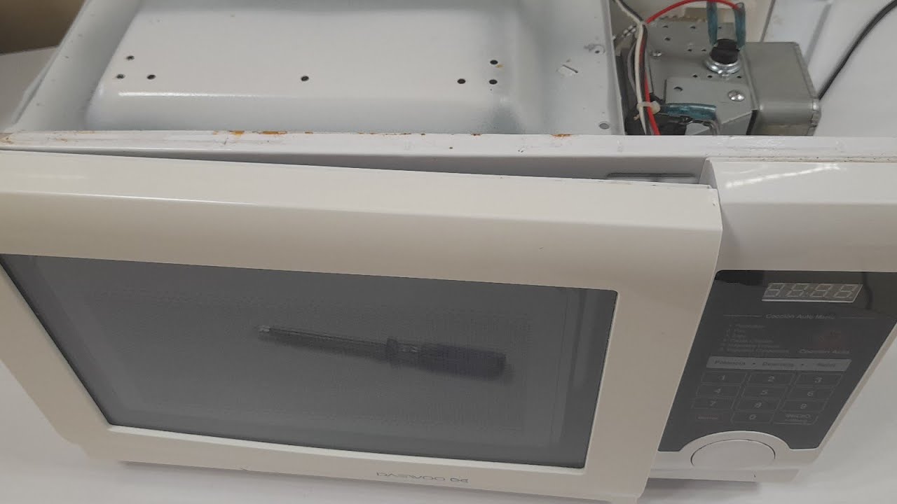 Reparación de nevera con drenaje trasero atascado en Mallorca